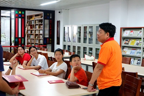 广东省教育厅的语文研究专家王土荣与部分一等奖获得者交谈