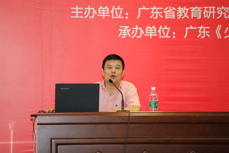 颁奖典礼前，广东省作家协会党组成员、专职副主席杨克给学生们带来了