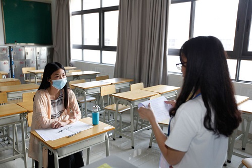 来自佛山的一名同学，大赛前一晚突发水痘，工作人员专门为她准备了单独的考场.jpg